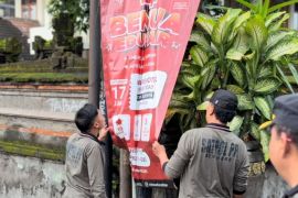 Satpol PP Denpasar tertibkan media promosi di fasilitasi umum