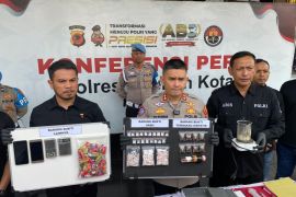 Polisi bongkar peredaran sabu-sabu dikemas bungkus permen di Cirebon