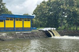 Pemkab Lamongan aktifkan 15 pompa percepat surutnya genangan banjir