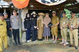 Puluhan KK terdampak banjir di Taniran Kubah HSS terima bantuan