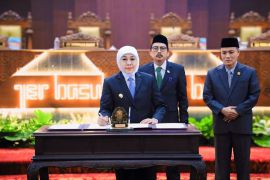 Gubernur dan DPRD Jatim sahkan dua perda strategis