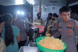 Polda siapkan kendaraan dapur lapangan penuhi makanan bagi warga korban banjir Karawang