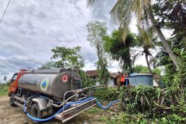 Pemkab Bondowoso distribusikan air bagi ratusan KK terdampak longsor