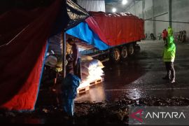 Akibat truk tronton terperosok, jalur pantura Jawa-Bali dialihkan