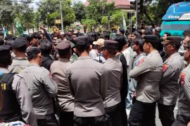 Demo di Kantor Bupati Lombok Timur berakhir ricuh
