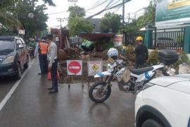 Personel Dishub urai kemacetan imbas proyek utilitas di Jakbar