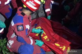 Mayat pria tanpa identitas ditemukan mengapung di Kali Pulomas