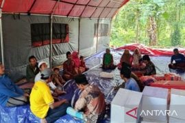 Sebanyak 64 jiwa tempati tenda, pascatanah longsor di Pamekasan