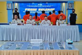 Sembilan WNA Vietnam diamankan di Buton Utara, diduga cari jalur ilegal ke Australia