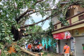 Angin kencang rusak Rusunawa Bintaro Mataram, tiga KK terpaksa mengungsi