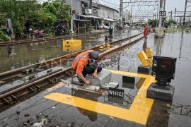 Perlintasan KRL Commuter terdampak banjir
