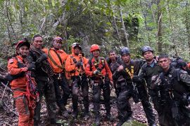 SAR gabungan berjuang mengevakuasi korban pesawat ATR di medan sulit