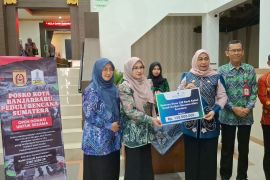 Pemkot Banjarbaru salurkan bantuan korban banjir Sumatra Rp860 juta