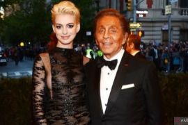 Anne Hathaway kenang kebersamaan dengan Valentino Garavani