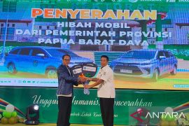PBD hibahkan dua mobil operasional kepada Unamin Sorong
