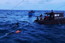 Tim SAR Natuna evakuasi 3 nelayan dari pompong karam di Pulau Laut