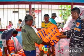 Kodaeral IX Ambon bagikan alat keselamatan bagi nelayan Maluku Tengah