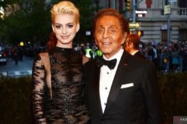 Anne Hathaway Mengenang Momen Tak Terlupakan Bersama Valentino Garavani