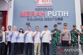 Menko Zulhas kunjungi Koperasi Merah Putih Bojong Menteng Bekasi