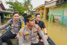 Polres Karawang intensifkan patroli pengamanan dan layanan kesehatan di lokasi banjir
