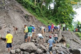 BPBD Situbondo laporkan akses utama jalan desa tertimbun longsor