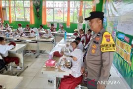 Polisi kawal distribusi MBG untuk ribuan siswa di Samarinda