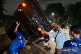 Mobil terperosok, warga Peternakan Kapuk minta lampu jalan ditambah