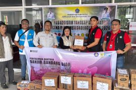 PLN UP3 Tahuna dan DPC Serikat Pekerja salurkan bantuan ke Sitaro