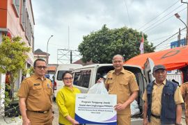 PERURI salurkan paket sembako untuk korban banjir di Karawang
