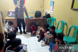 Polisi amankan 10 orang pelajar terlibat duel di Sindangbarang-Cianjur