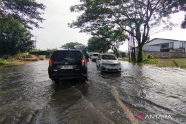 Pengendara diminta berhati-hati di Jalan Pantura Pati masih ada genangan banjir