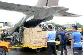TNI kirim logistik untuk tim SAR yang bertugas evakuasi ATR 42-500