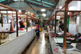 Pedagang daging di Pasar Gondangdia tak berjualan imbas harga tinggi