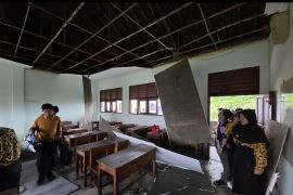 Plafon sekolah ambruk, enam siswa di Tangerang terluka
