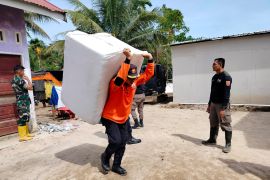 BNPB bantu peralatan bagi korban bencana di huntara Agam