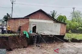 Hujan deras picu banjir dan puting beliung di Dompu