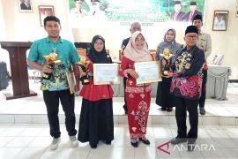 DLH Kotim serahkan penghargaan Adiwiyata untuk 38 sekolah, berikut daftarnya