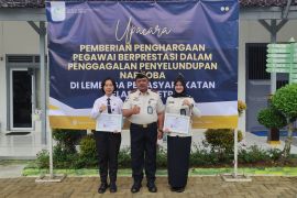 Gagalkan penyelundupan narkoba, dua Srikandi Lapas Metro terima penghargaan