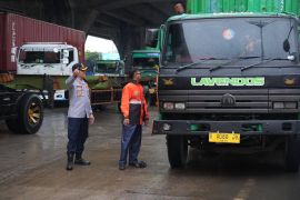 Arus lalu lintas di sekitar Pelabuhan Tanjung Priok padat