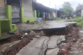 Hujan deras picu longsor di kompleks perumahan Kodam Bekasi