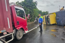 Truk terbalik di Jalur Pantura Karawang akibat jalan berlubang, tak ada korban jiwa