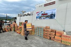 TNI-AL kerahkan KRI Gulamah-869 antar logistik bencana ke Halmahera