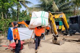 BNPB bantu peralatan tempat tinggal korban tempati hunian sementara di Agam