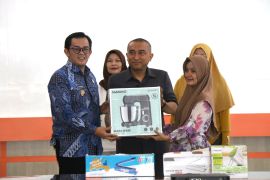 Kota Singkawang serahkan bantuan sarana usaha bagi UMKM