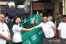 Jakbar salurkan bantuan perbaikan lingkungan bagi RW 02 Rawa Buaya
