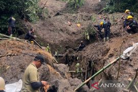 Tim Reaksi Cepat di Gianyar tangani longsor timbun saluran irigasi