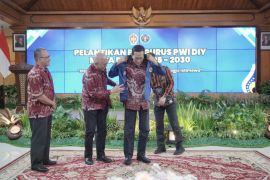 PWI anugerahkan anggota kehormatan kepada Gubernur DIY Sultan HB X