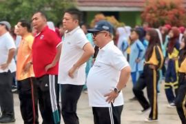 Mendikdasmen Abdul Mu\'ti senam bersama peserta didik di OKU Timur