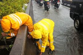 Banjir di jalan layang Pesing akibat sumbatan pada pipa pembuangan