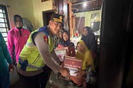 Kapolres Pemalang berkeliling bagikan bantuan warga terdampak rob